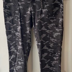 NWT Banana Republic cargo pants in camp.  Size 6